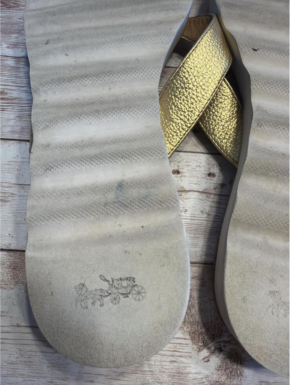 Coach Shelly sandal 38 metallic gold leather with a signature turnlock detail - Picture 7 of 9